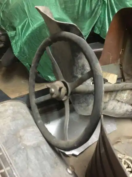 Volante Antiguo Con Columna Y Caja
