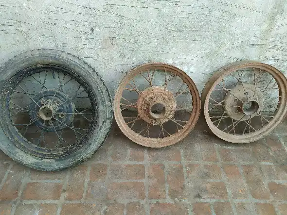 Tres llantas de Ford A