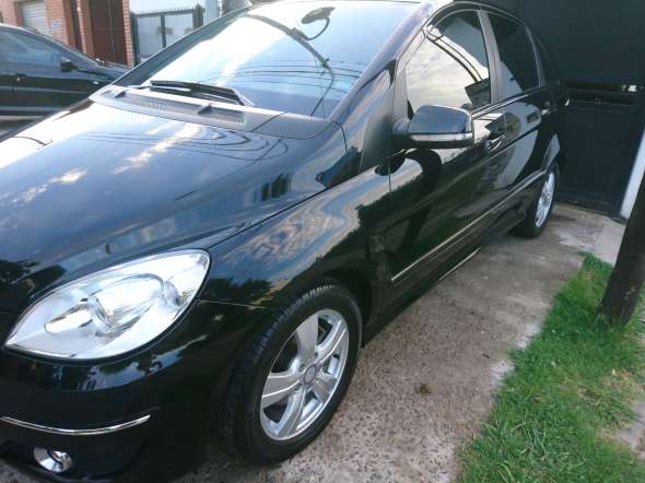 Mercedes Benz  B180