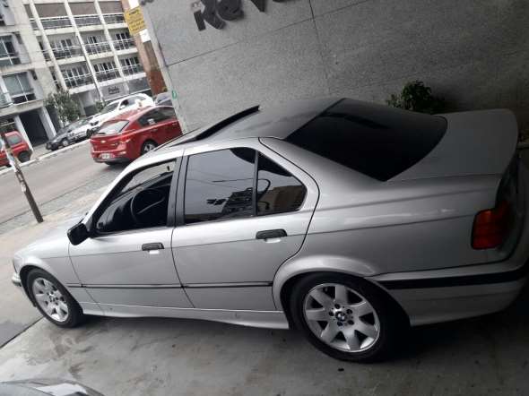 BMW 318 IS Sedán