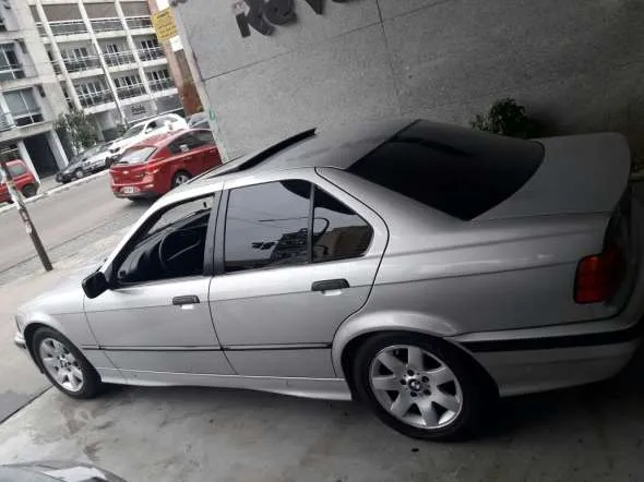 BMW 318 IS Sedán