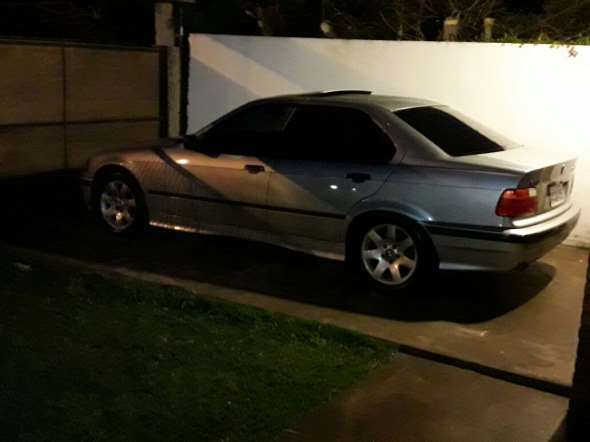BMW 318 IS Sedán