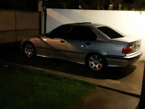 BMW 318 IS Sedán