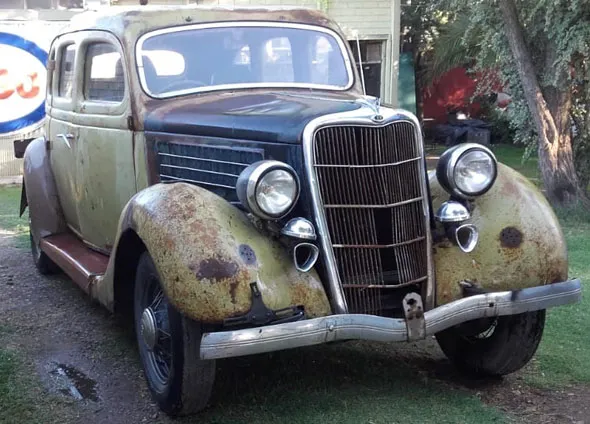 Ford Sedán