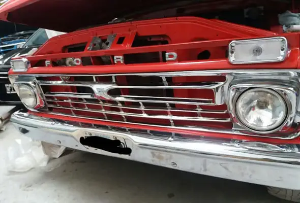 Ford  F100 V8