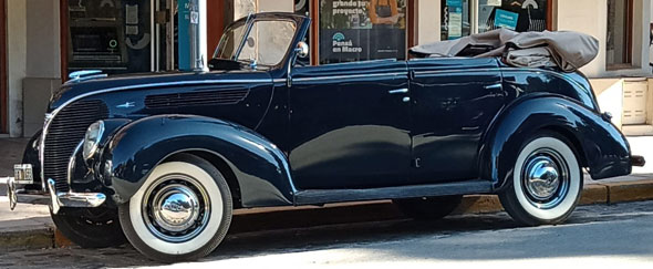 Ford DeLuxe Convertible Sedán