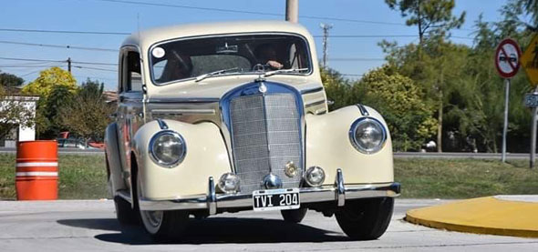 Mercedes Benz 220 Sedán