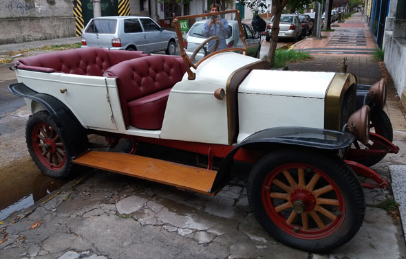 Overland Sedán