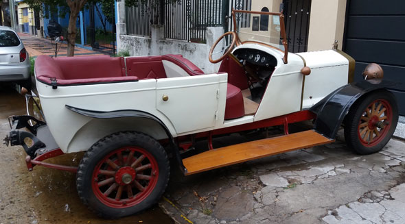 Overland Sedán