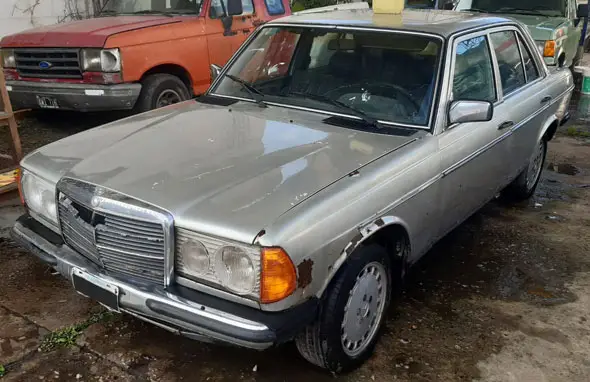 Mercedes Benz 230E