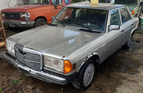 Mercedes Benz 230E