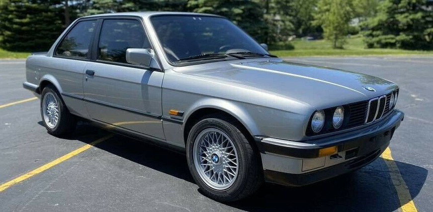 BMW E30 320i