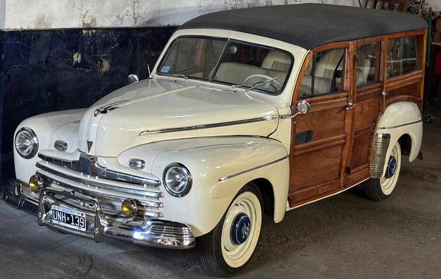 Ford Super Deluxe Station Wagon ("Woodie")